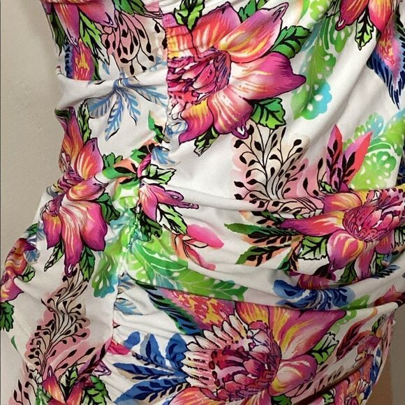 New. La Blanca floral Tankini set. Normally $189
8-top/10-bottom - Picture 9 of 15